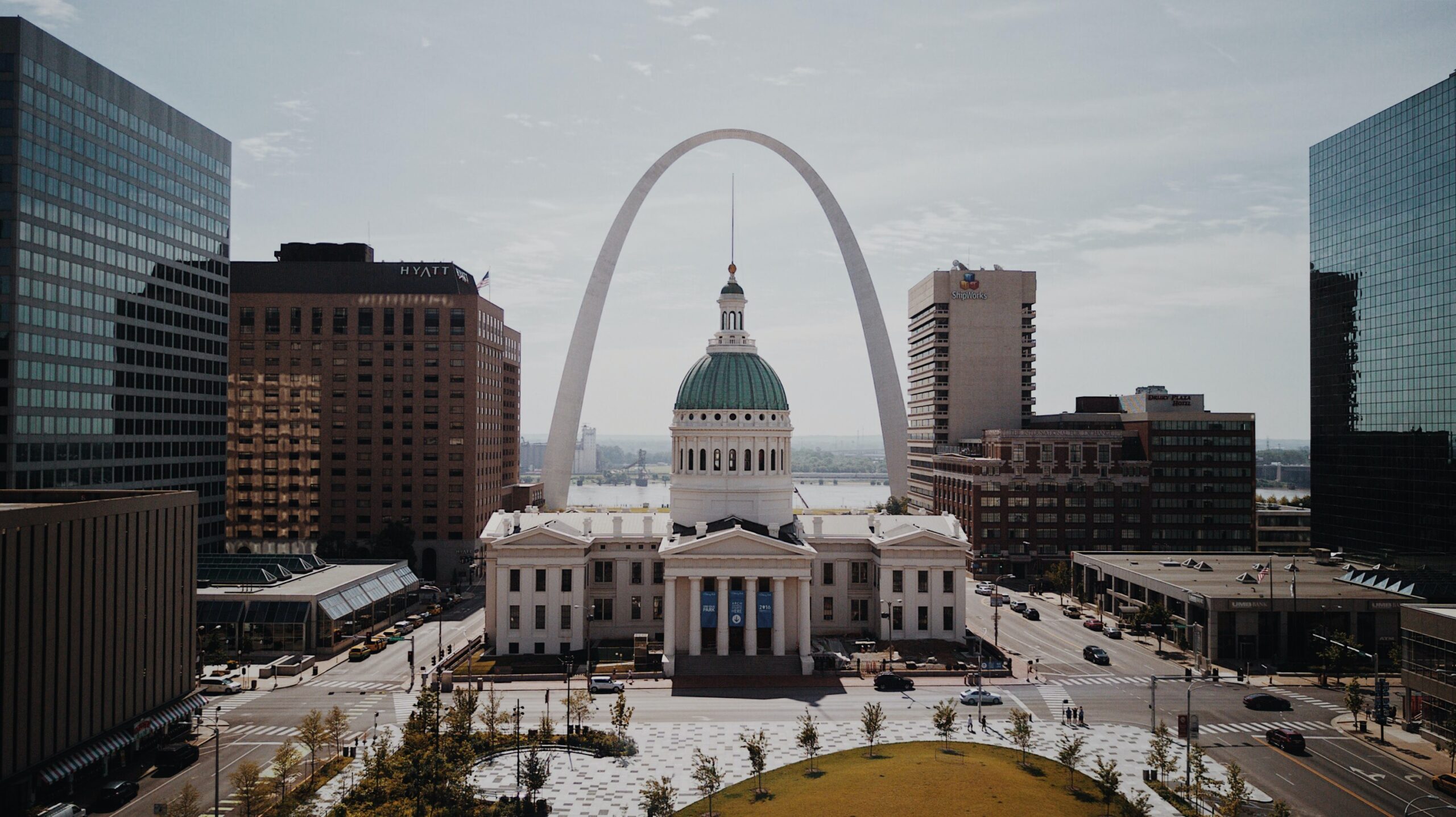 Image of St. Louis courthouse with the St. Louis Arch in the back. 